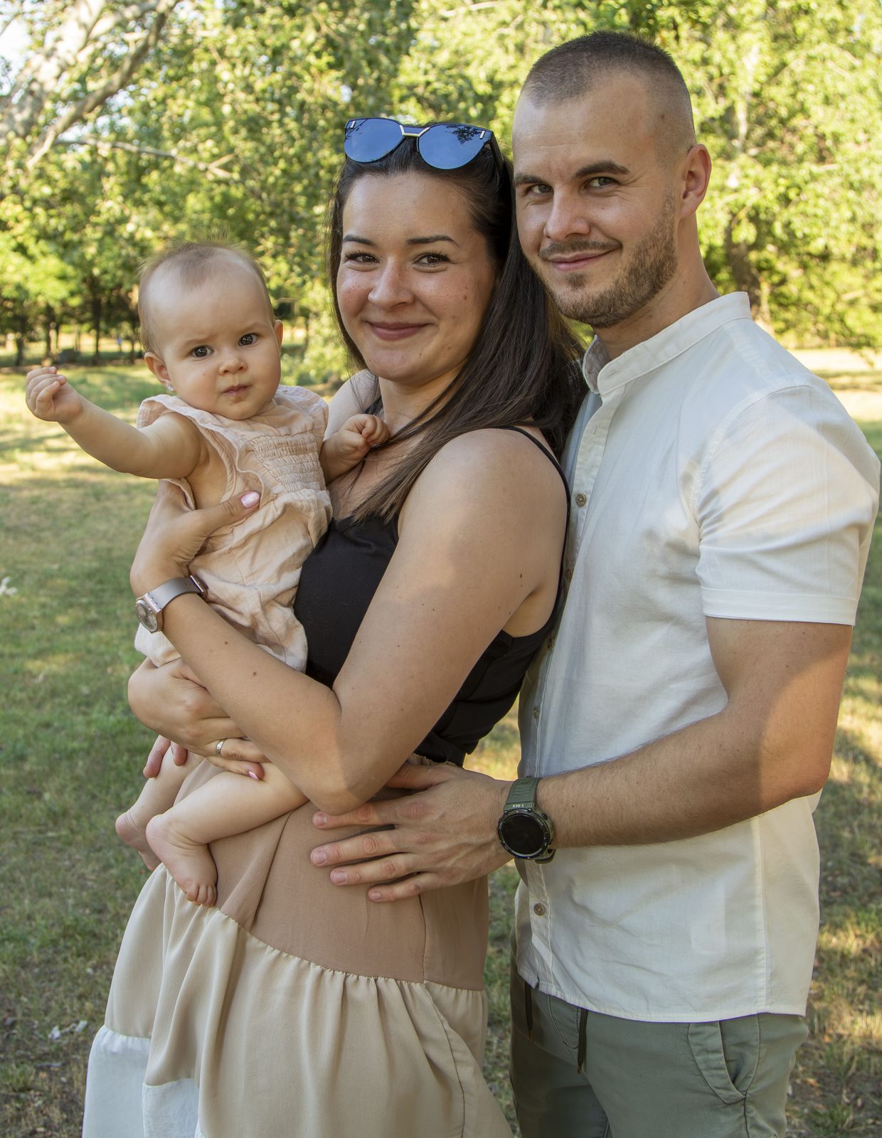 Édesanya, édesapa és kisbabájuk a parkban